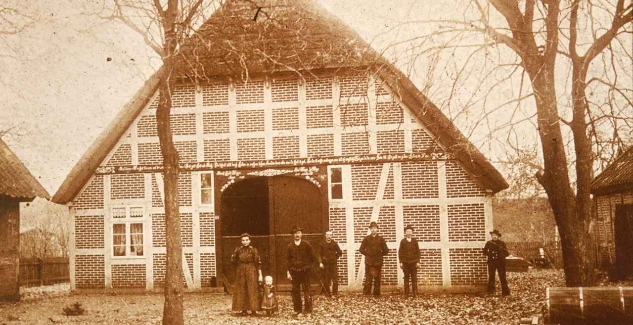 Auf einem Foto, wahrscheinlich aus dem Jahr 1903, sieht man Anna Katharina Margarethe Meyer mit ihren Eltern vor ihrem Geburtshaus in der Scheeßeler Schulstraße. Heute ist dort die Ganztagsgruppe des Beeke-Kindergartens untergebracht. Archivfoto: Heimatverein